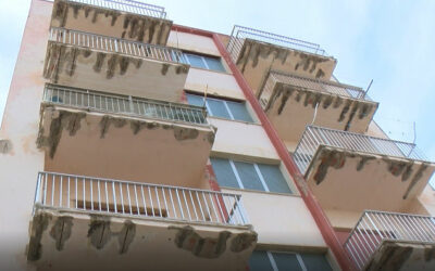 Cadono calcinacci dal balcone e feriscono un passante: ne risponde il proprietario dell’appartamento